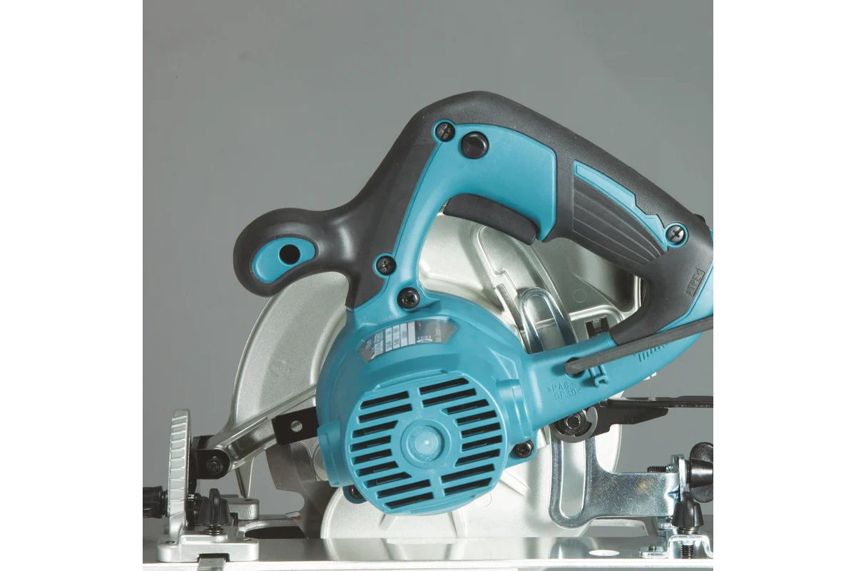 Makita Дисковая пила HS6601, 1,05кВт, пропил 54.5мм, диск 165*20мм, 5200об/мин, кор.