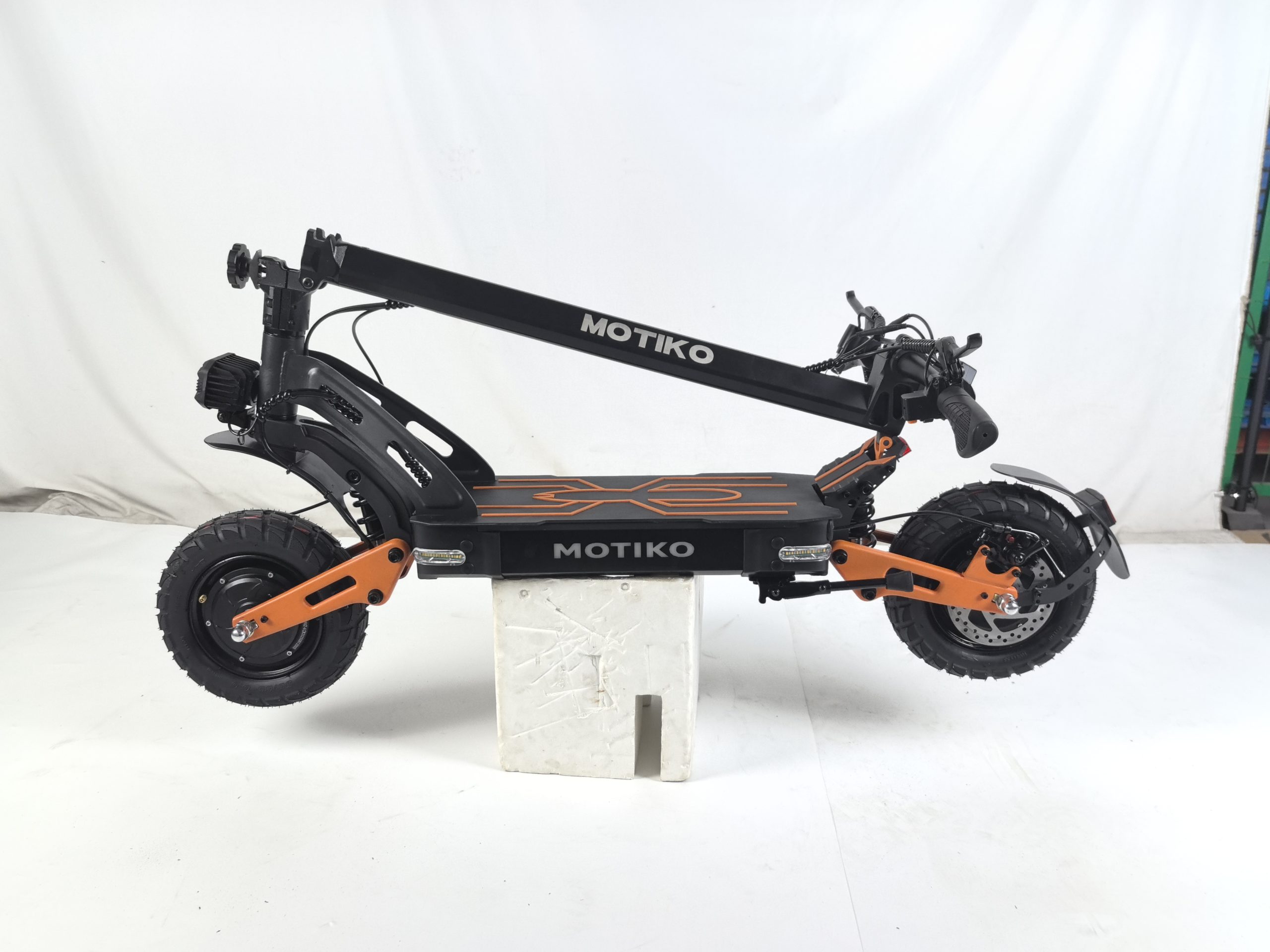 Электросамокат MOTIKO G3 Pro, акк.Li 48V 15.6Ah, дв. 48V 115/30H, max. ск. 40-45км/ч,